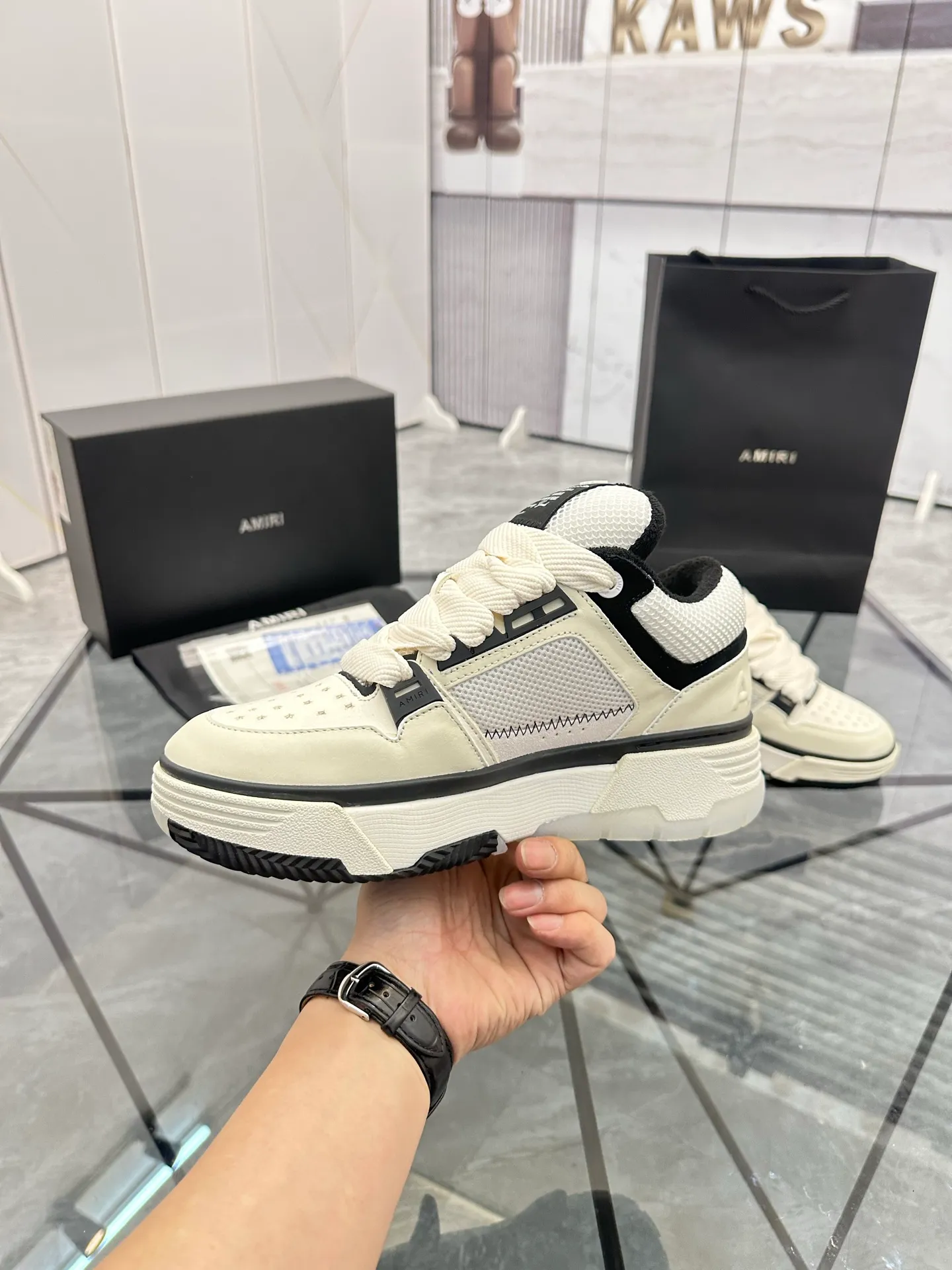 Men's shoes: 💰P720¥ Guangzhou top quality Product trademark: AMIRI* "Amir*" low-top casual shoes Regular size: 39-44 (can be customized to 45) Product materials: upper imported first-layer cowhide stitching original material, breathable lining, original outsole. Number: 525